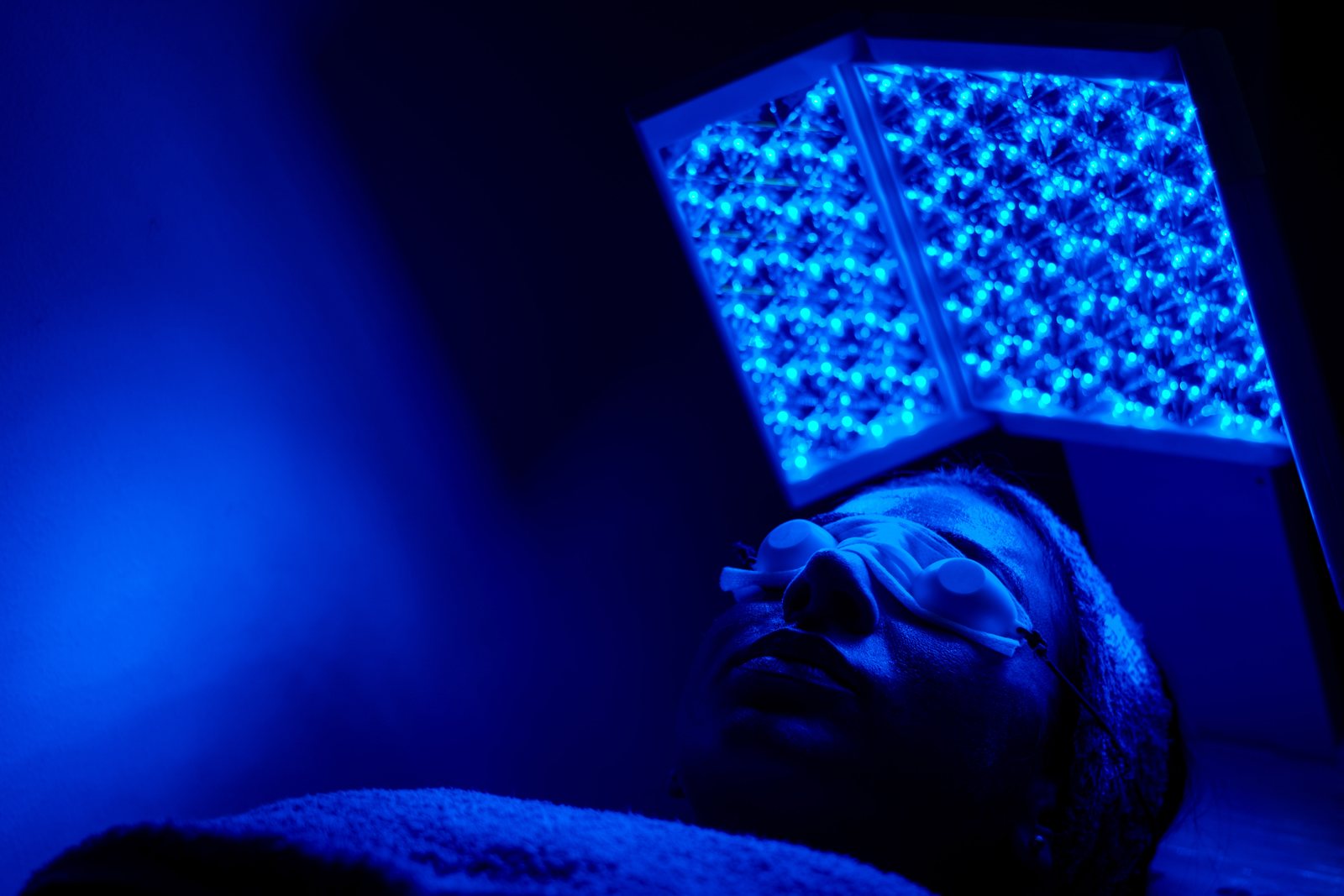 Terapia de luz LED azul facial en Sabai Spa Tailandés