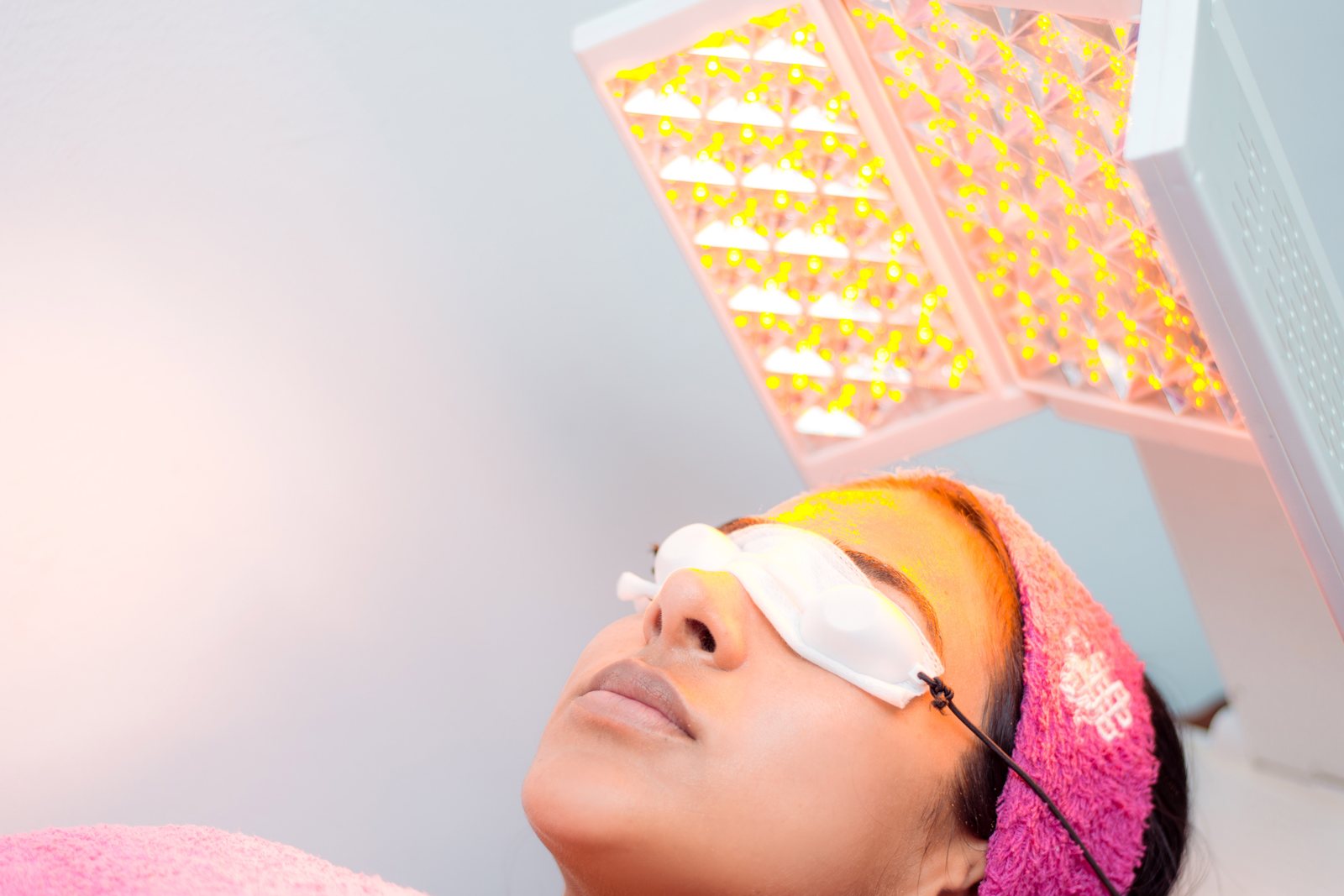 Máscara LED en tratamiento facial de Sabai Spa Tailandés