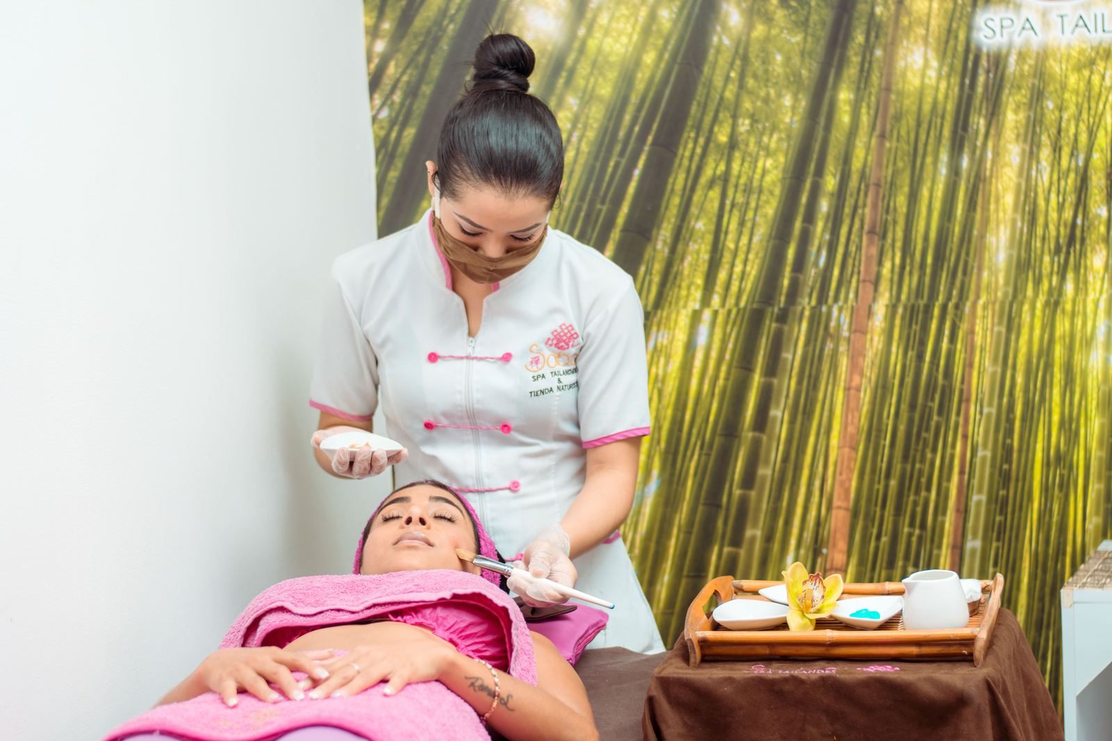 Aplicación de mascarilla facial en Sabai Spa Tailandés
